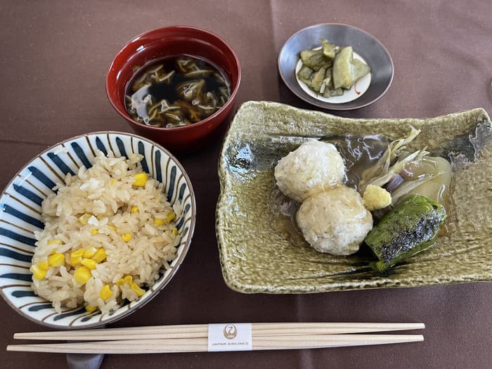 飛行機の機内食、とうもろこしご飯とつみれの煮物