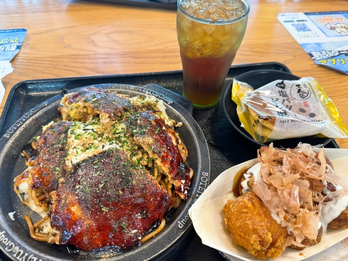 おこのみやき、からあげ、たこやき、しおバターパン、アイスティーのしょくじ